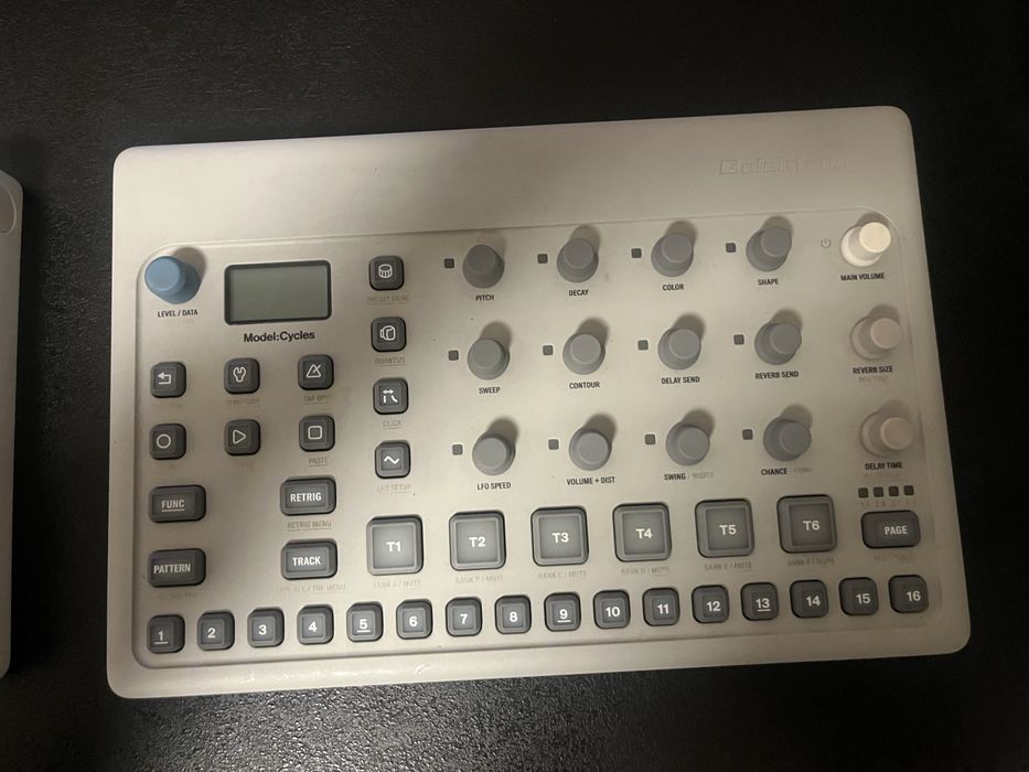 Drum Machine Groovebox Synth Elektron Novation RedSound