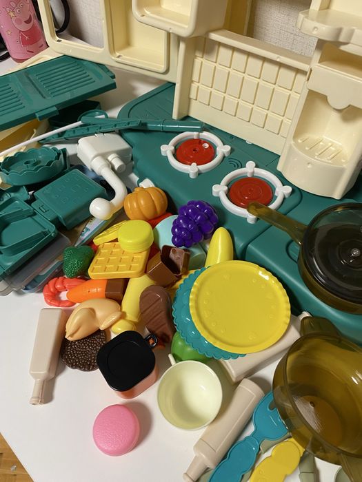 Кухня със светещи котлони, пара и мивка с течаща вода