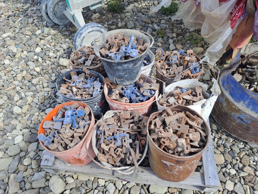 Popi metalici, montanti, cravate, vincluri, fluturasi, furci doka