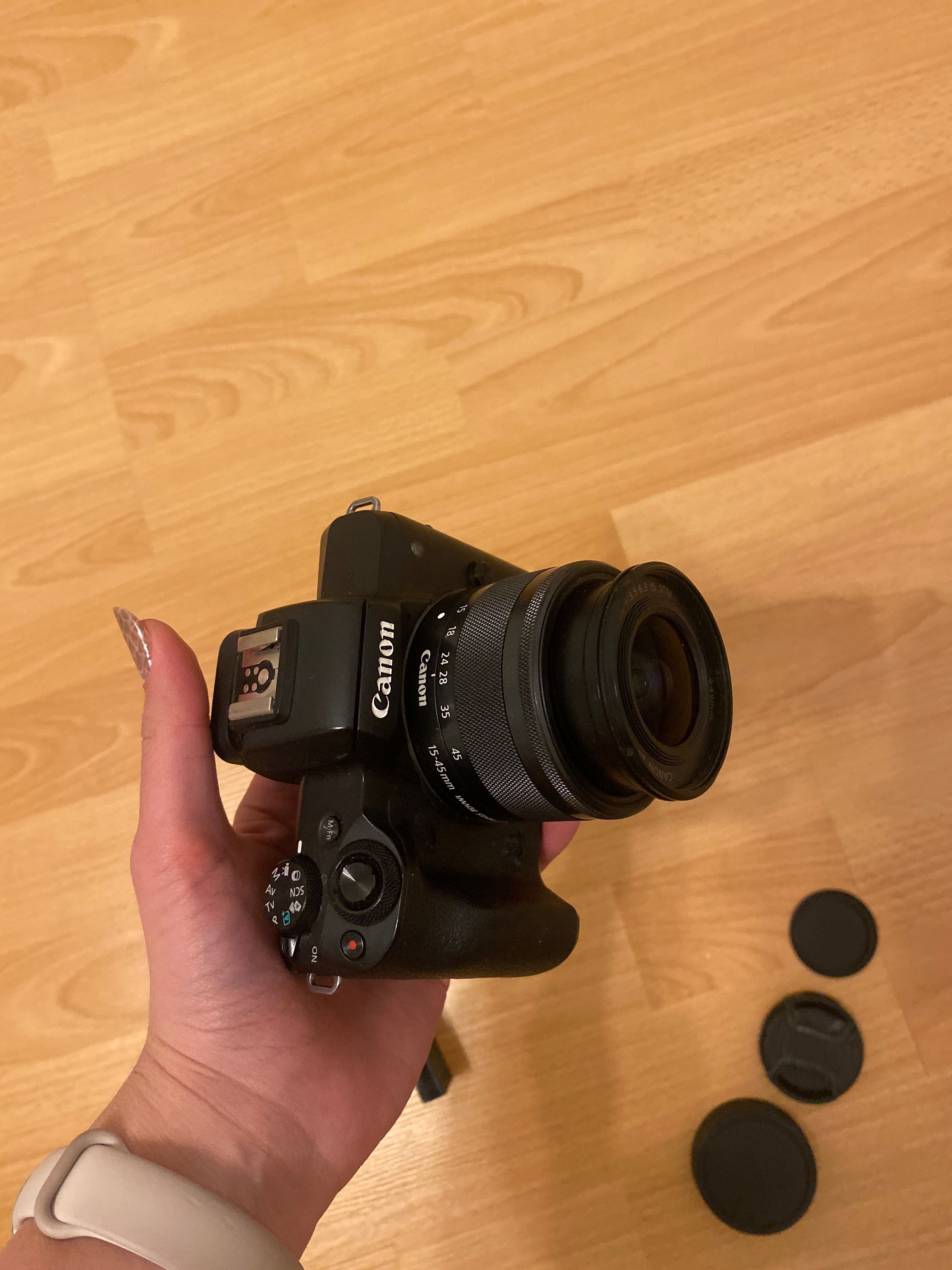 Canon M50 cu obiectiv original, unul extra cu focus manual și baterie