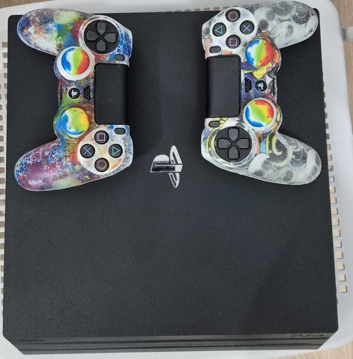 PS4 Pro 1TB – curățat, îngrijit și răsfățat + 2 manete și 9 jocuri