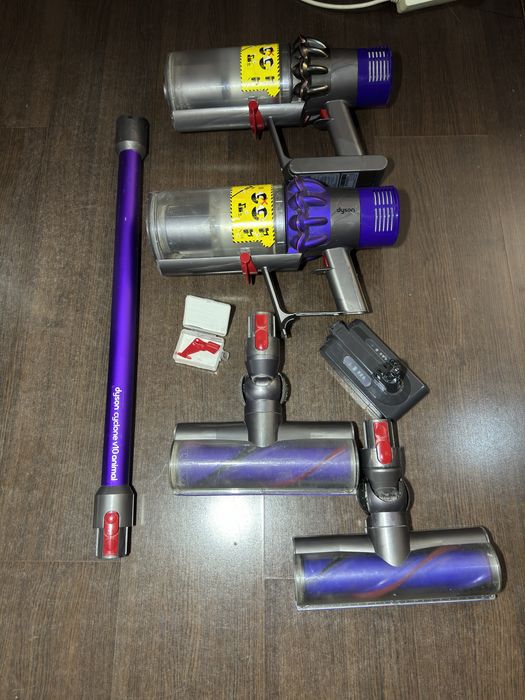 Dyson V10 corp aspirator plus acumulator original doua bucati