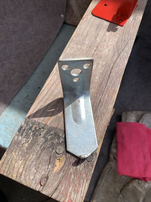 Стойки за пожарогасители за стенен монтаж