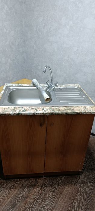 Газовая плита. Раковина с тумбой.