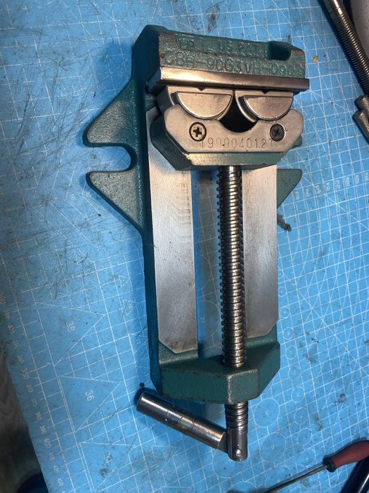 Menghina de precizie autocentrata pentru forme neregulate, circulare