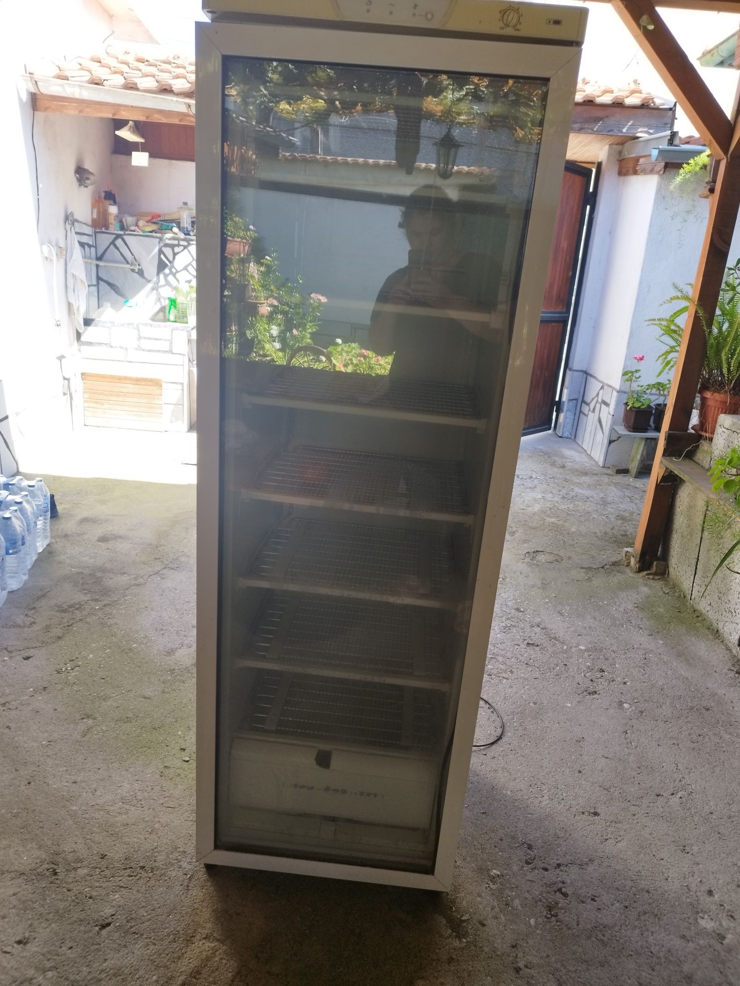 Продавам работещ фризер