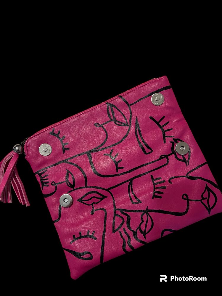 Дамски клъч с пискюл -  чанта в цвят циклама