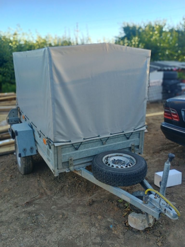 Remorcă 750 kg cu schelet și prelată argintie