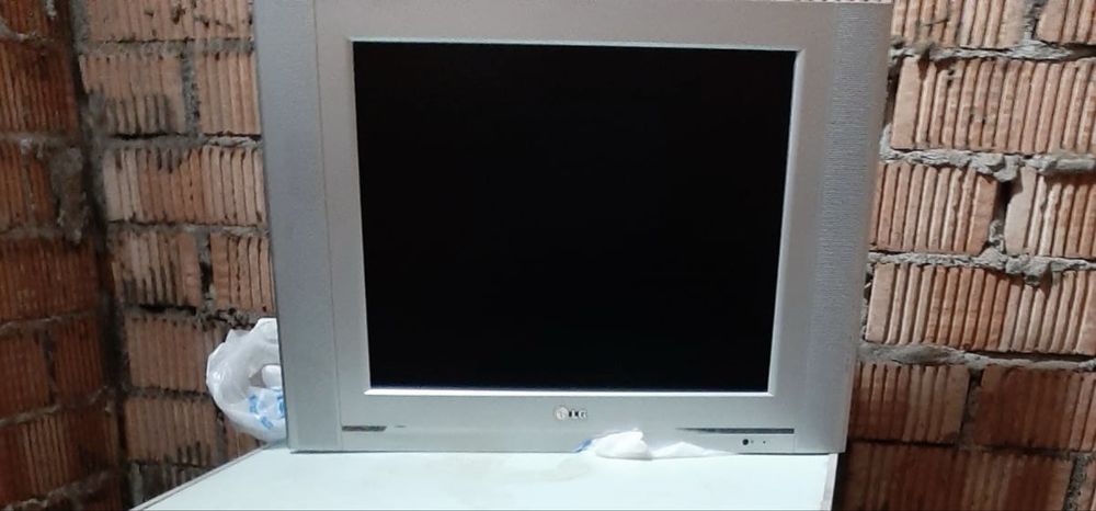 Телевизор LG серебристого цвета с кронштейном