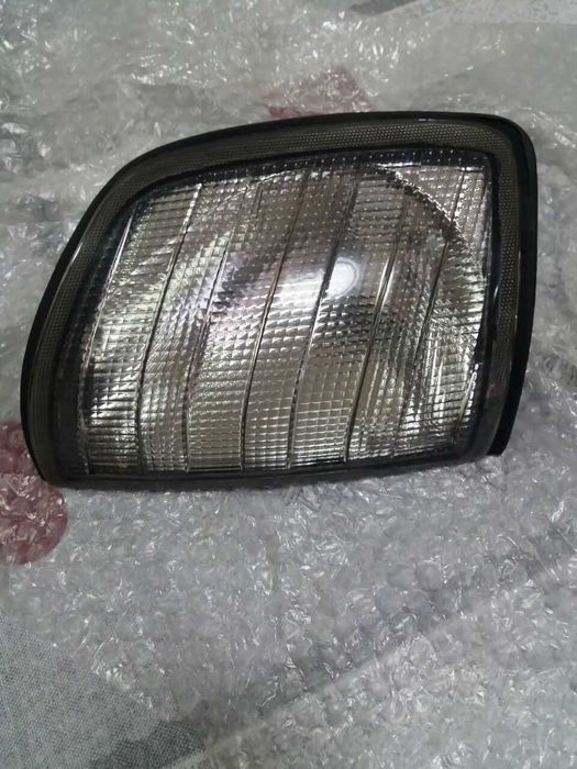 Правый новый поворотник на Mercedes W124