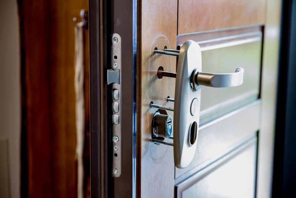 Deblocări usi. Reparații usi. Montaje usi.