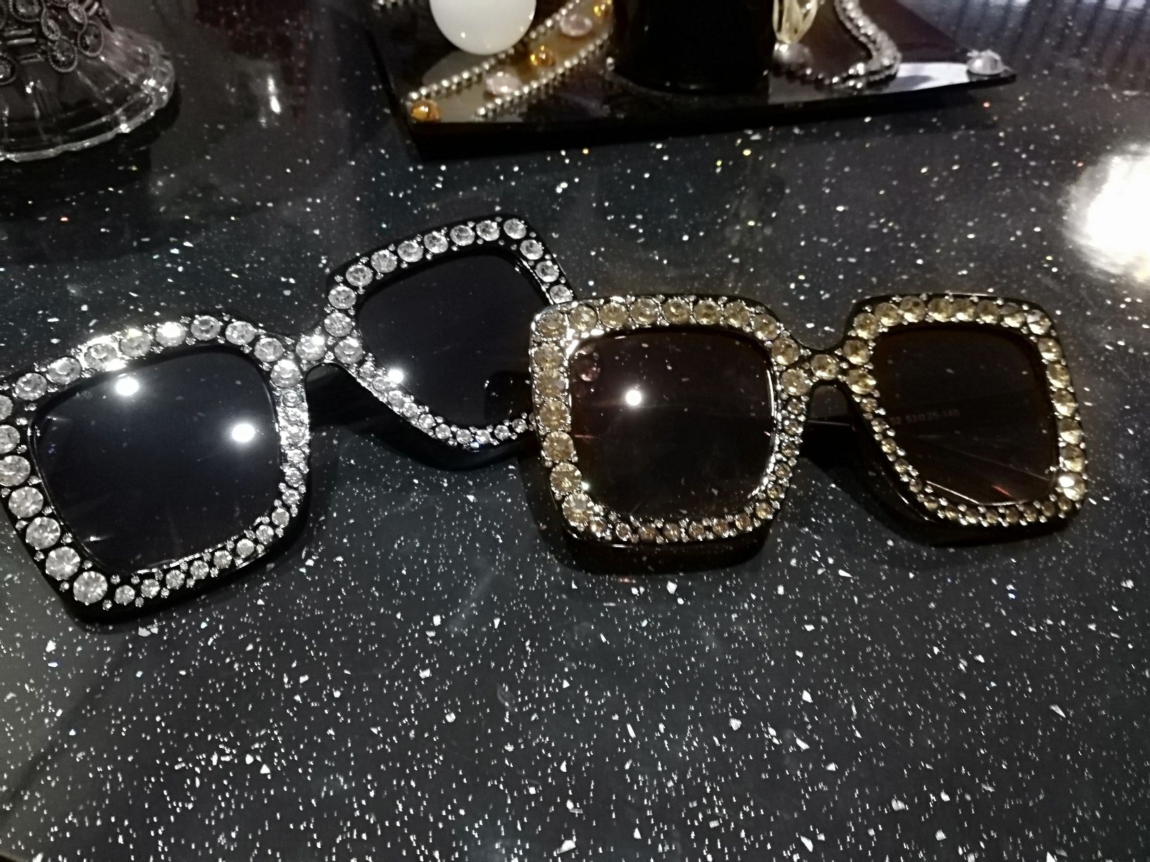 Страхотни очила със камъни.