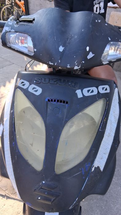 Vând scuter Suzuki 125cc 4t motorul funcționeaz trebuie pedala.