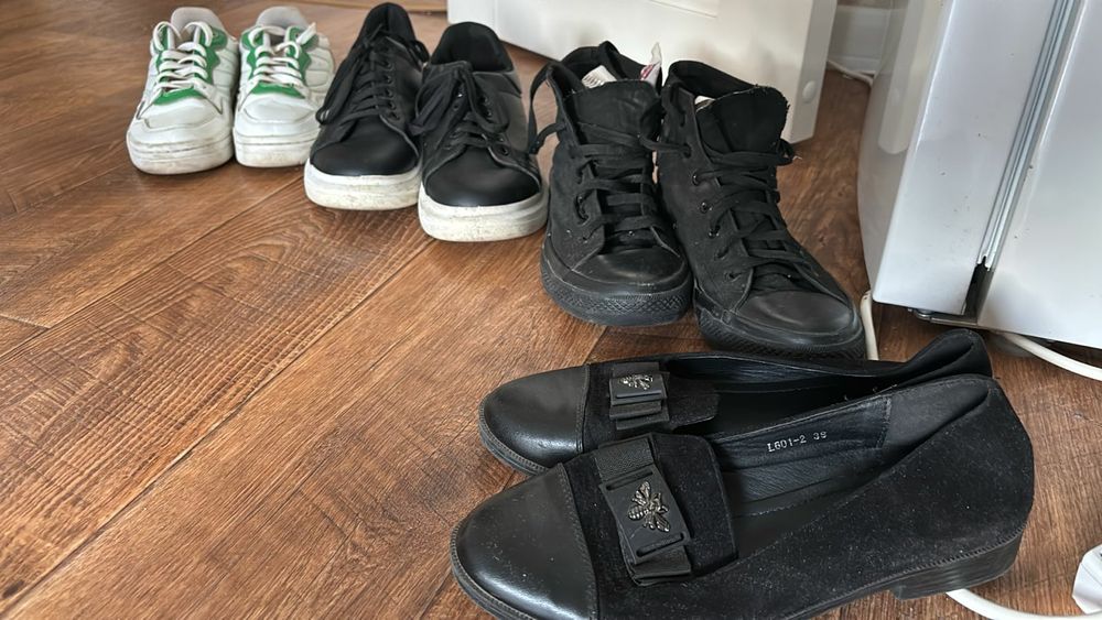 Продам кроссовки по 1200 тенге