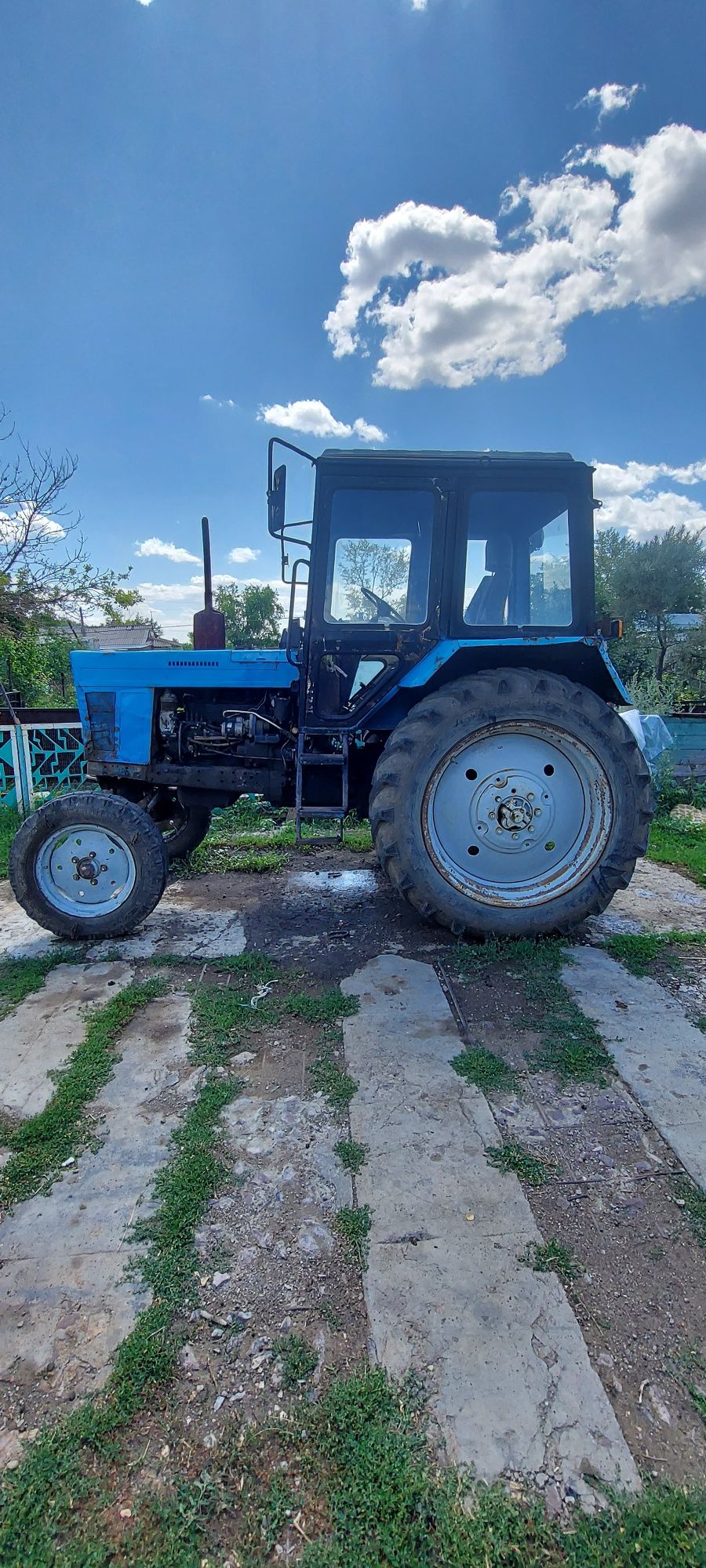 Трактор МТЗ-80 жүріп тұр, жақсы, жақсы жағыдайда
