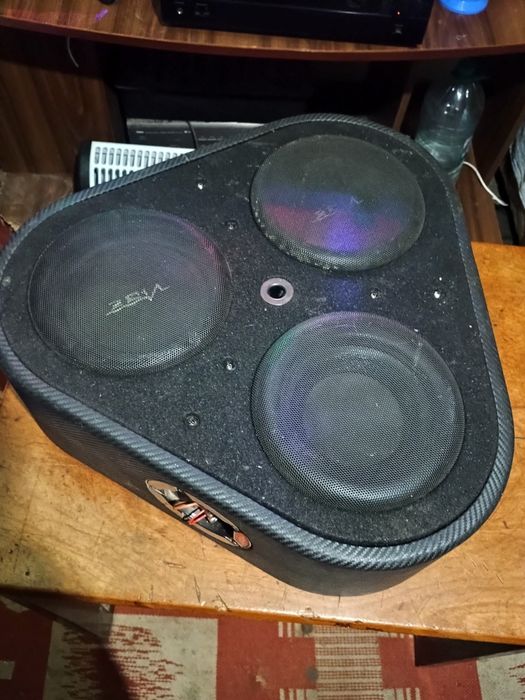 Vând un bas auto de putere mare dif cu 2 bobine 1200 de wați la 2 omy