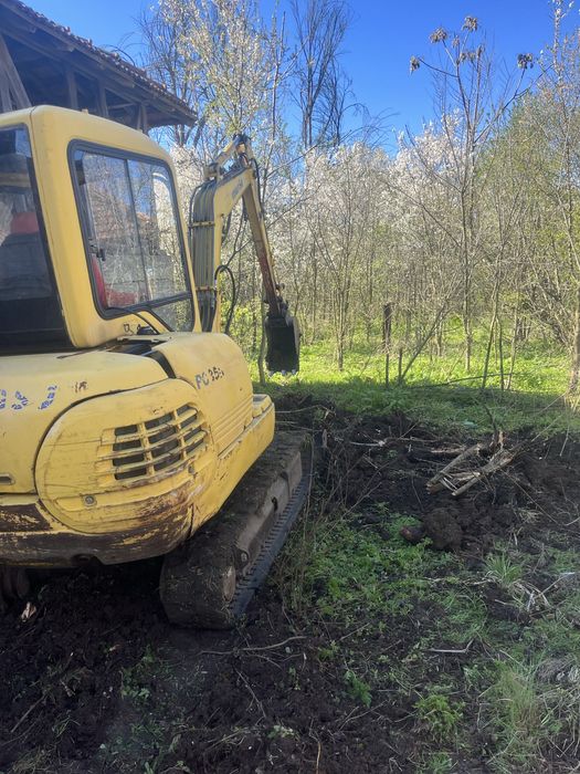 Багер и самосвал с кран