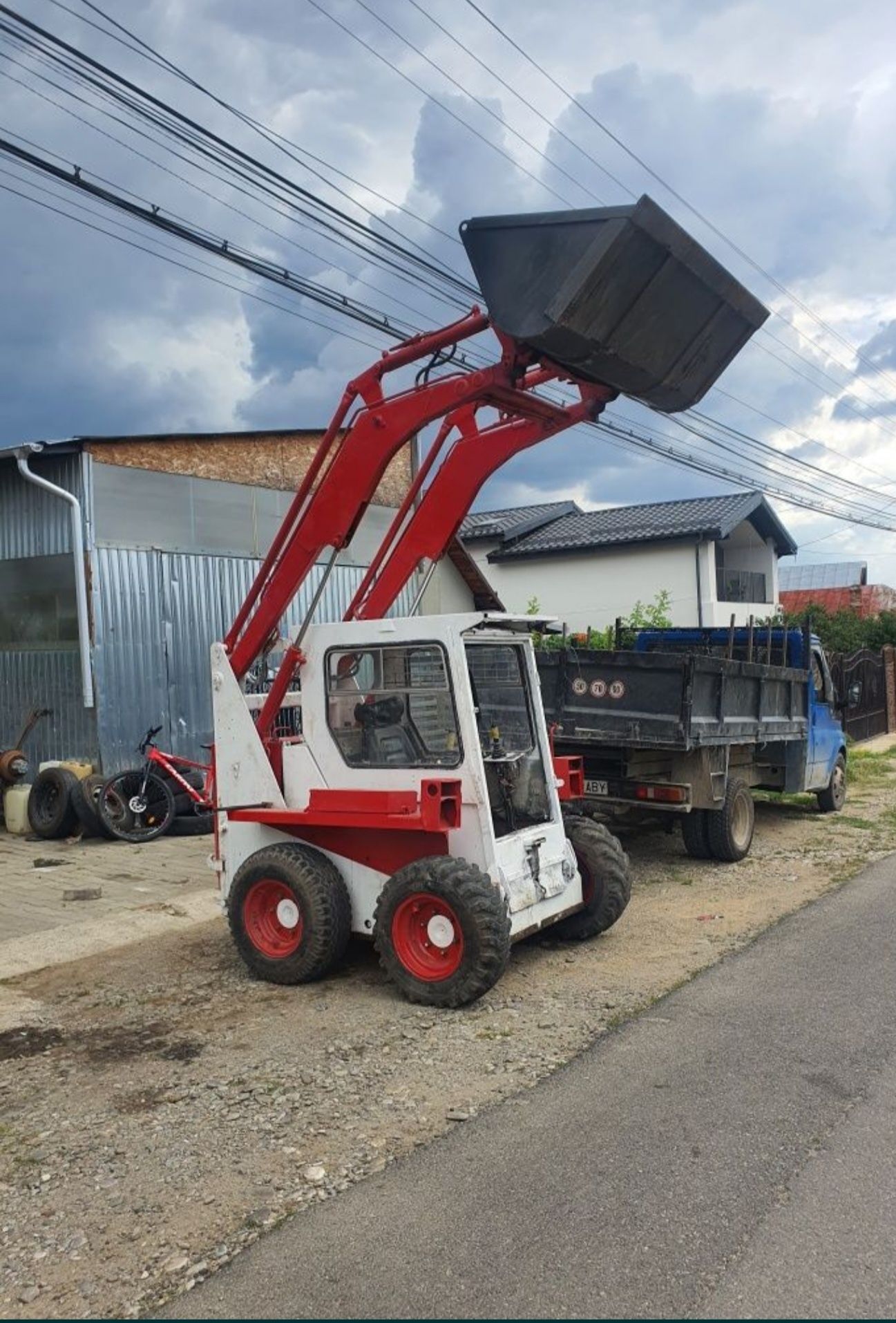 Închiriez miniexcavator  bobcat