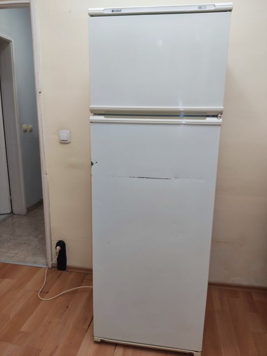 Хладилник с горна камера Индезит