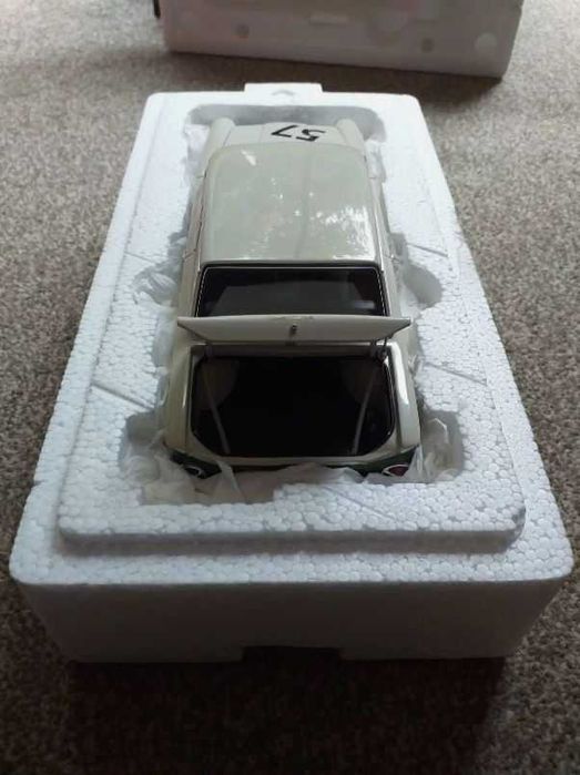 1:18 Autoart Lotus Cortina Jim Clark 1964 Crystal Palace