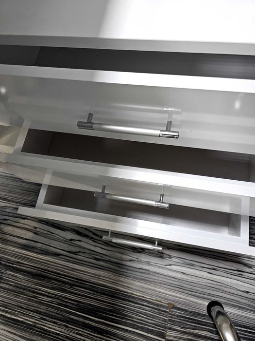 Продавам бюро за маникюр