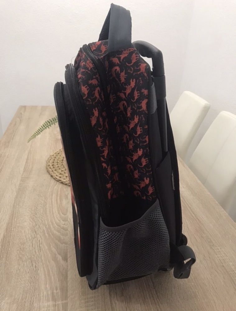 Ученическа чанта с колелца и дръжка