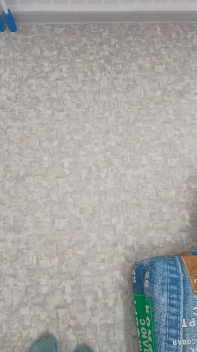 Продам линолиум +плинтуса . Двери