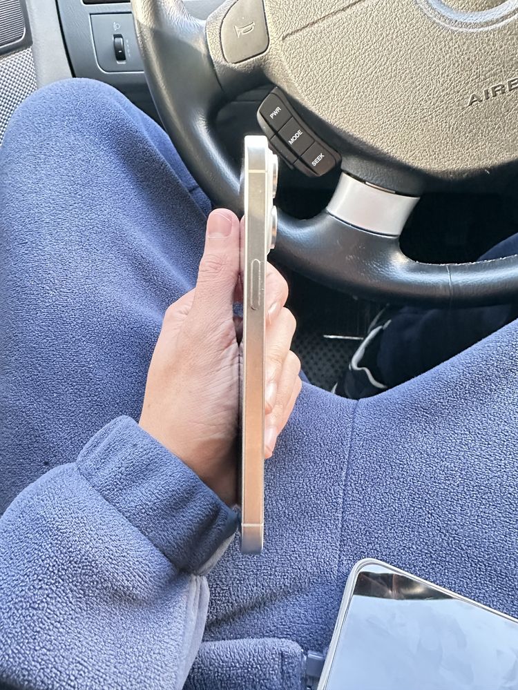 iphone 15 pro max ideal holatda 100% yomkst srochno