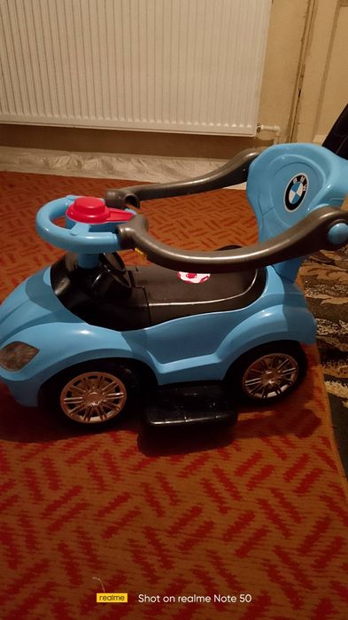 Bolalar moshinasi sotiladi