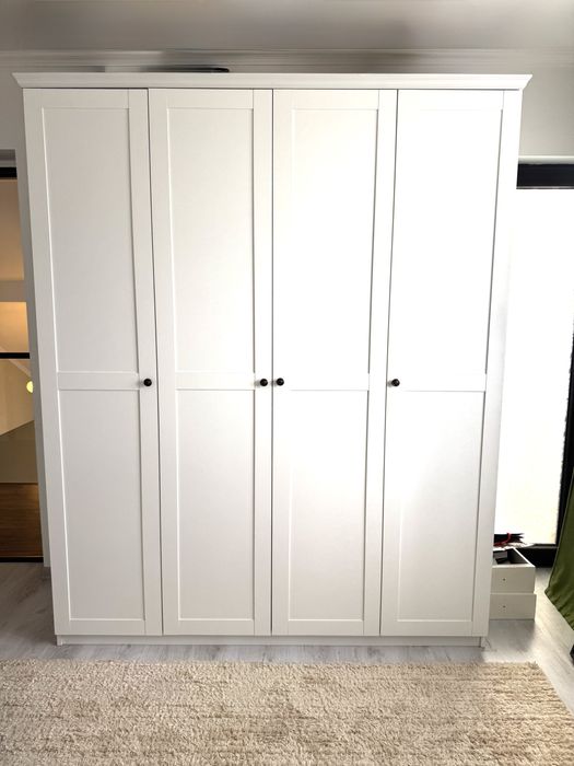 Dulap alb cu 4 uși, stil modern–clasic