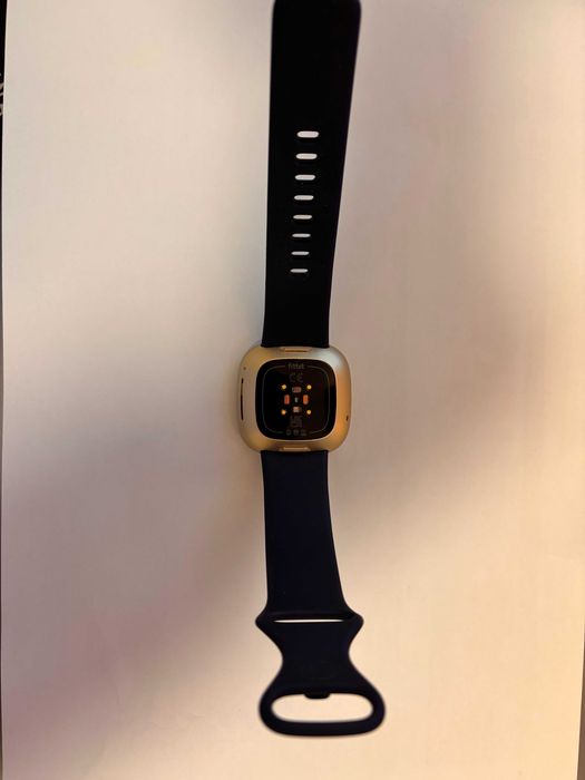 Ceas Fitbit Versa 3, NFC, GPS, Silicon, Midnight/ Soft Gold Aluminum