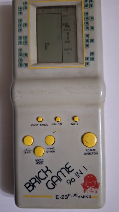 Продавам електронна игра BRICK GAME