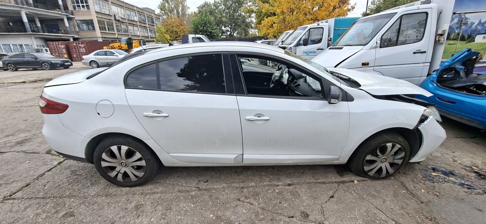 Dezmembrez Renault Fluence 1.6 Benzina 2011