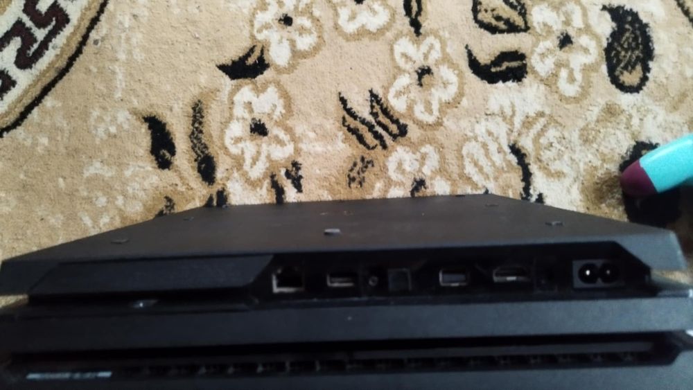 Vând PS 4 pro +FC 25 și 4 manete