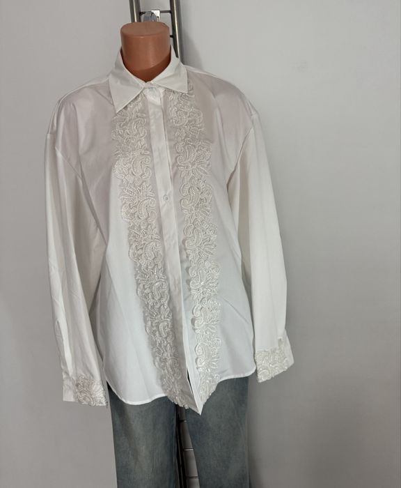 Camasa lucrata manual cu pietricele