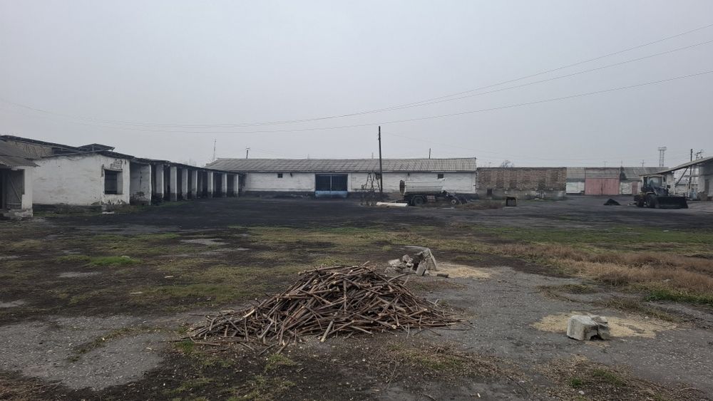 Noturar bino inshoot.Omborxonalar,er,angar,sklad.