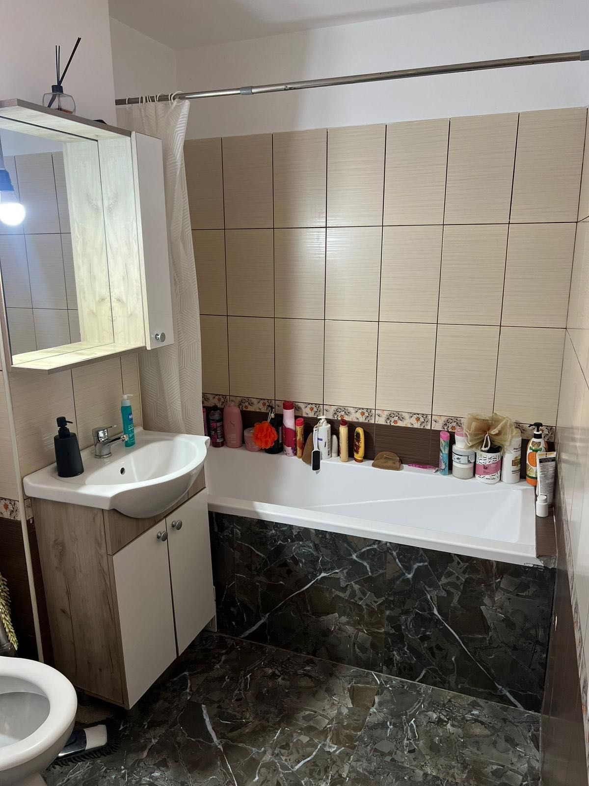 Se închiriază o cameră dintr-un apartament