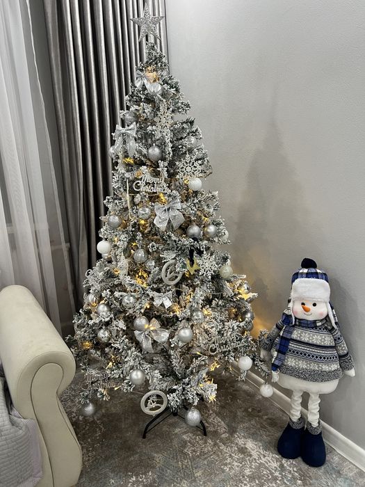 Продам ёлочку с игрушками ( без снеговика)