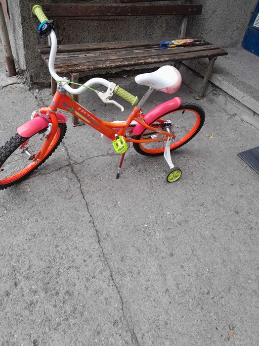 Детко колело със помощни колеленца розаво със леки следи от употреба