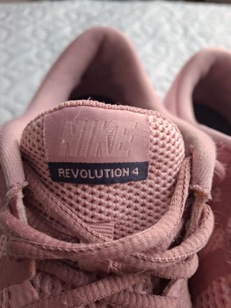 Дамски маратонки Nike