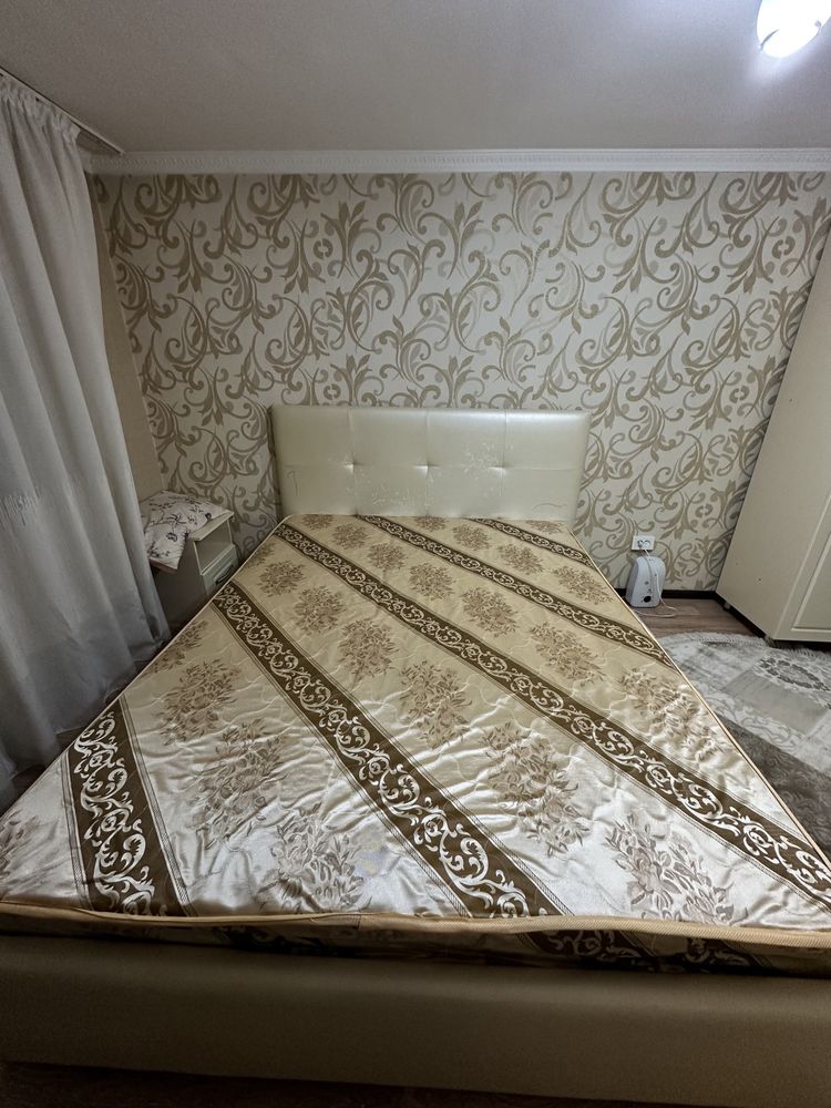 Спальный кровать с матрасом