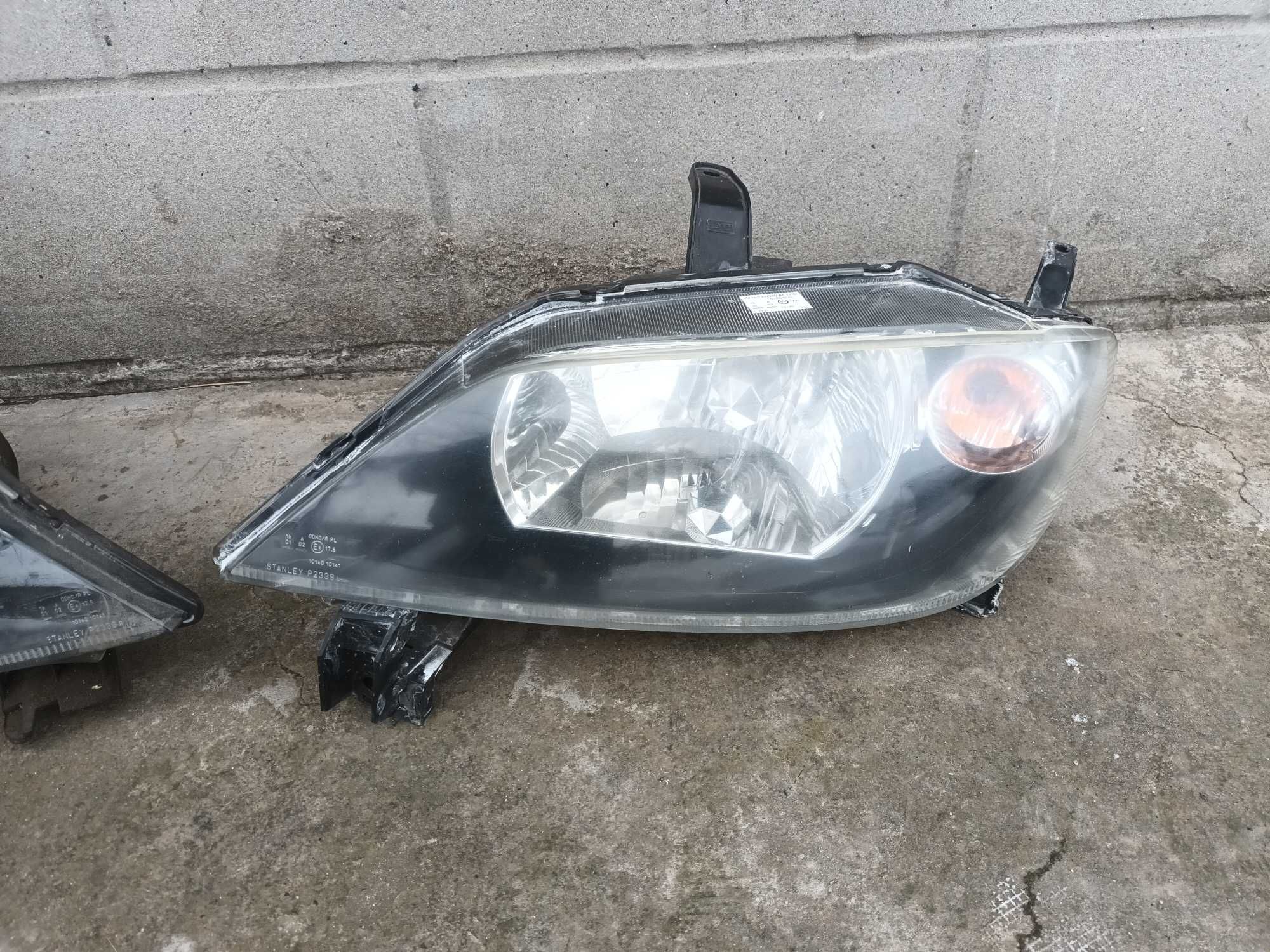ляв и десен  фар за мазда 2 MAZDA 2