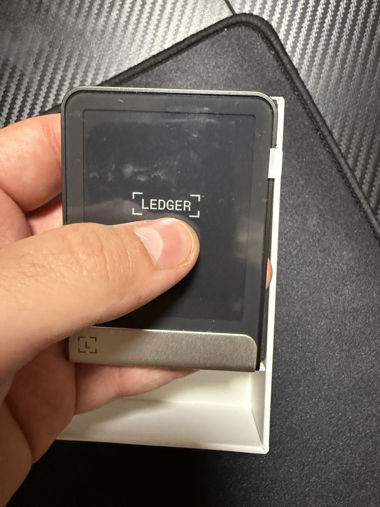 Portofel Crypto Criptomonede Ledger Flex (Bitcoin, Ethereum etc..)