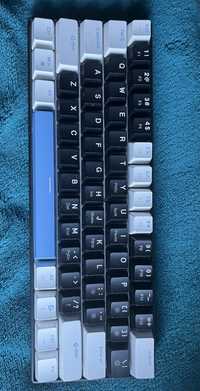 Механична клавиатура сини сличове с резервни ботони нава