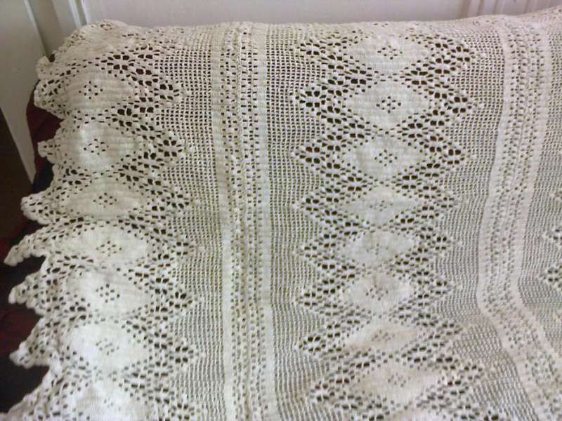 Оригинална ръчно плетена на една кука покривка за спалня