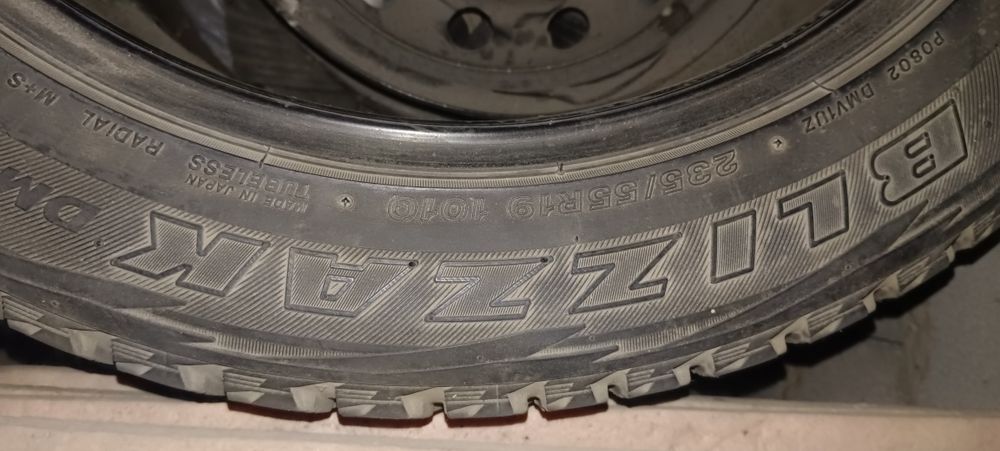Продам резини 19 размер 235 х55х19 зима шина