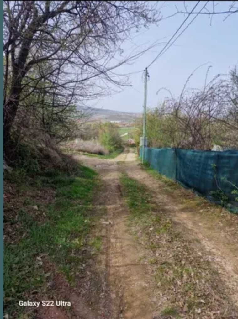 Парцел в гола велика със каравана