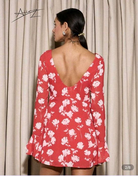 Рокля с гол гръб