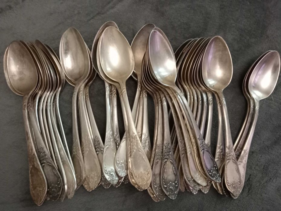 Посуда, вилки и ложки и ножи мельхиоровые.