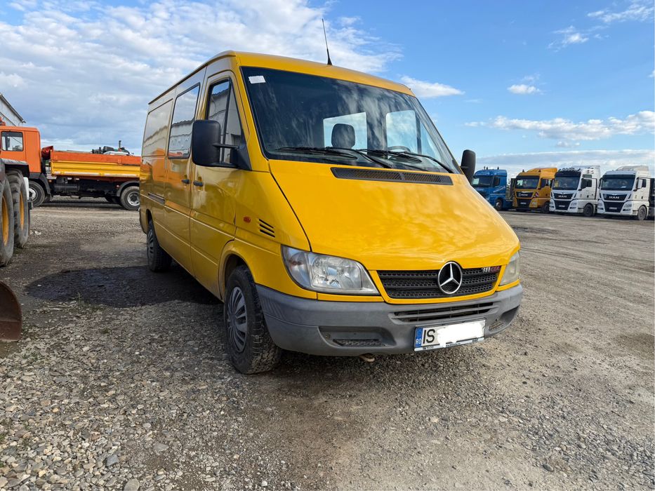 Mercedes Sprinter 211CDI motor 2.2 Avem 2 mașini identice disponibile.